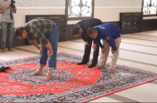 İndoneziyalı jurnalistlər Cocuq Mərcanlıda namaz qıldı – VİDEO