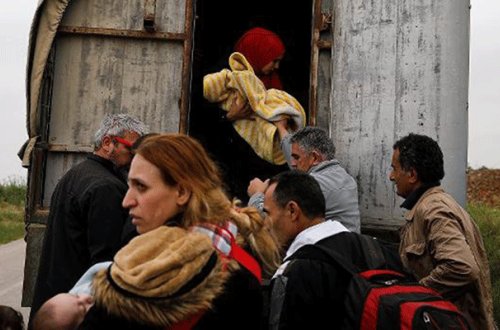 Polis qaçqınların avtobusunu atəşə tutdu - 2 uşaq yaralandı