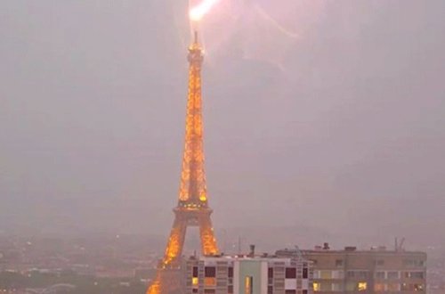 İldırım Eyfel qülləsini belə vurdu - Video