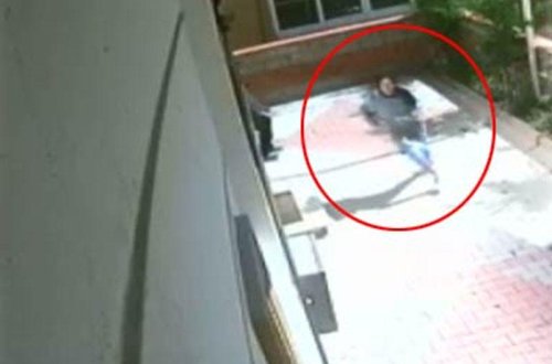 14 yaşlı qızı qardaşının gözü önündə vəhşicəsinə döydülər - O kadrlar xəbərlərdə göstərildi - VİDEO