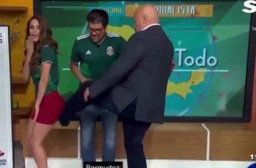 Canlı yayım zamanı aparıcının arxasını təpiklədilər - VİDEO