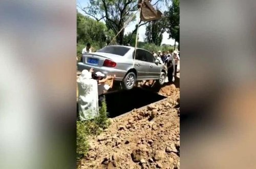 Qəribə DƏFN MƏRASİMİ - Maşınıyla birlikdə dəfn olundu - VİDEO