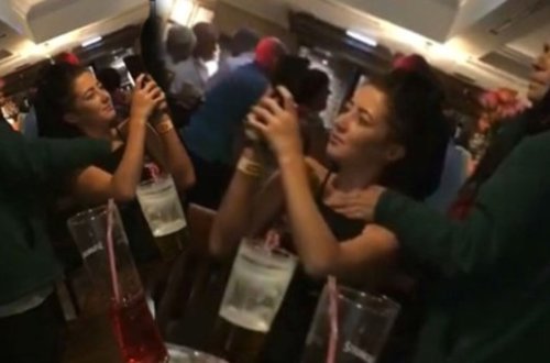 Qeyri-adi oğurluq: Əlini qızın sinəsinə salan qadın kameralara yaxalandı – Video