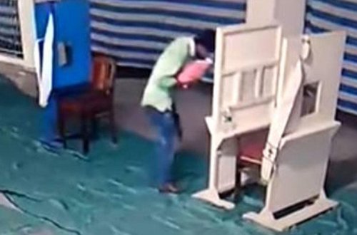 Yenidoğulan körpəni öpüb, kilsənin qarşısına qoyan kişi kameraya düşdü - VİDEO - FOTO