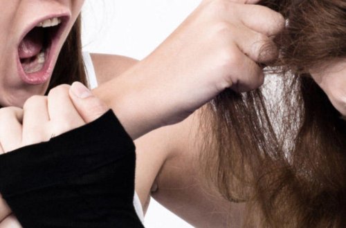 Bakıda qonşu qadınlar arasında dava: bir nəfər kəllə-beyin travması alıb