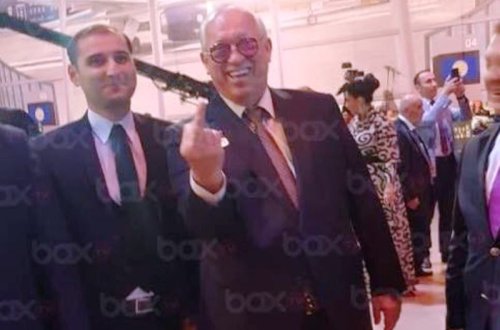 AZAL prezidenti onu videoya çəkən adama barmaq göstərdi - RÜSVAYÇI HƏRƏKƏT