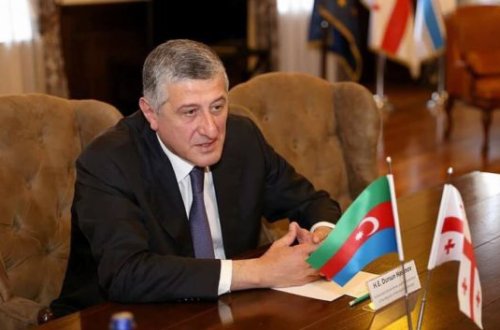 Səfirimizin gözü qarşısında bayrağımız təhqir olundu – FOTOLAR