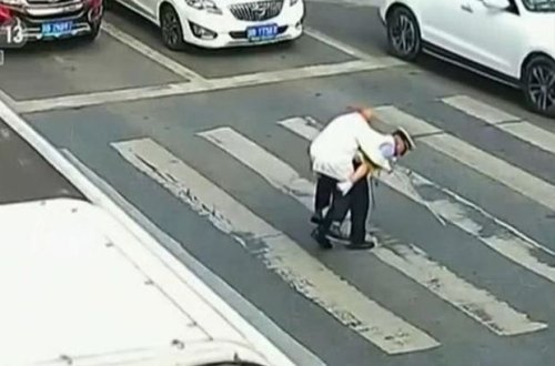 Polis qocanı belində daşıdı – VİDEO