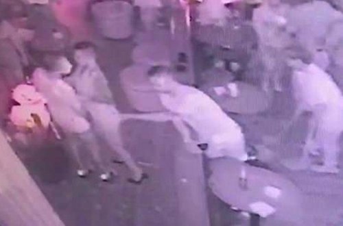 Barda rəqs edən qızın arxasına toxunan turist bıçaqlandı - VİDEO