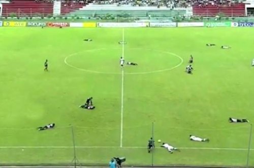 Futbolda bu da oldu: Hər kəs yerə uzandı - VİDEO