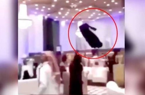 Anidən havaya qalxdı və... Zaldakı insanlar çaş-baş qaldı / VİDEO