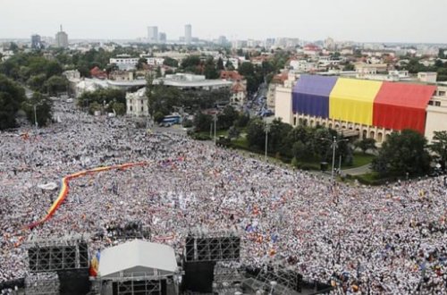Avropa ölkəsi 28 ildən sonra ayağa qalxdı: Parlament etiraz aksiyaları keçirir