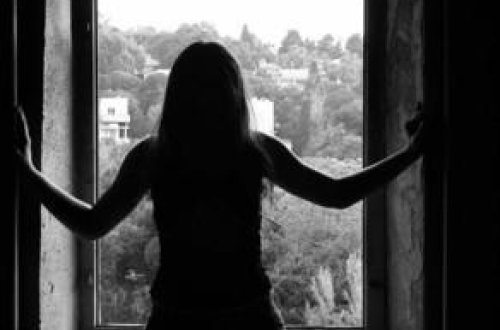 Bakıda yeniyetmə qız mobil telefona görə özünü 11-ci mərtəbədən atıb