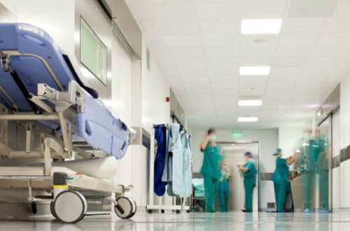 Bakıda gənc oğlan yaşadığı evin həyətində bıçaqlanıb