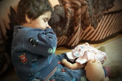 3 yaşlı körpə 5 yaşlı xalası ilə birgə küçəyə atıldı – AZƏRBAYCANDA İLGİNC OLAY