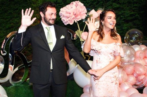 Müğənni 4-cü dəfə nişanı qaytardı - FOTO