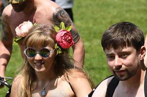 550 nəfər soyundular, küçələrdə velosiped sürdülər - FOTO