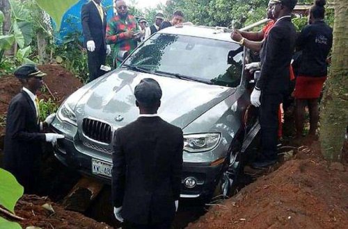 Atasını 80 minlik BMW-də basdırdı: Ona söz vermişdim - FOTO
