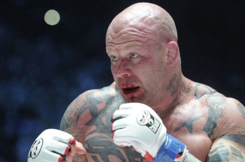 Məşhur döyüşçüyə Rusiya pasportu verildi – VİDEO