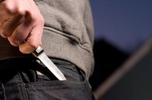 Musiqiçini bıçaqlayan müğənni məhkəmə qarşısında