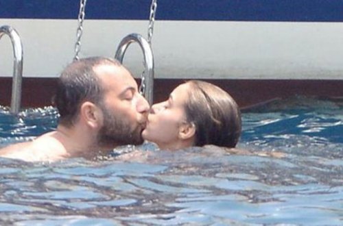 Məşhur aktrisa iş adamı ilə bu vəziyyətdə görüntüləndi - FOTO