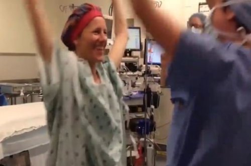Həkimlər xərçəng olan qadının son arzusunu belə həyata keçirdi - VİDEO