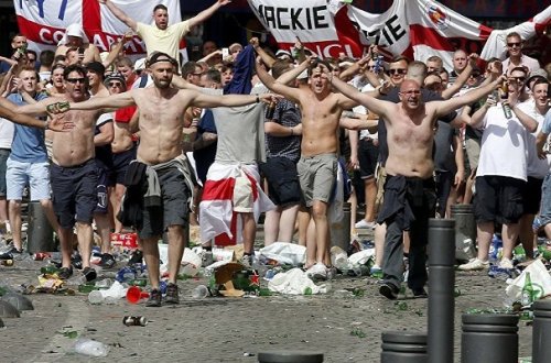 1000-dən çox ingilis fanat Rusiyaya buraxılmadı