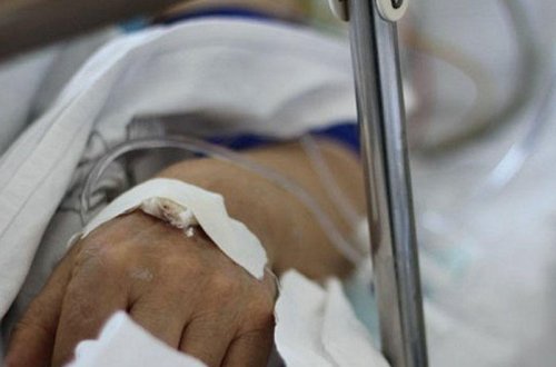 Gəncə sakini qohumunun üzərinə benzin töküb yandırdı