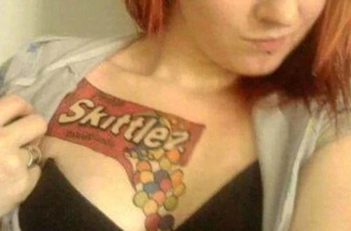 Gənc qadın sinəsinə çəkdirdiyi döyməylə RƏZİL OLDU - FOTO