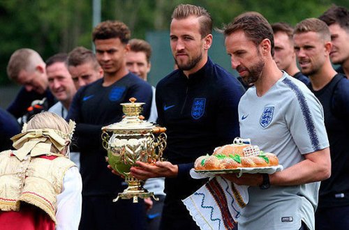 İngilis futbolçular rus çörəyini yeməkdən çəkindilər