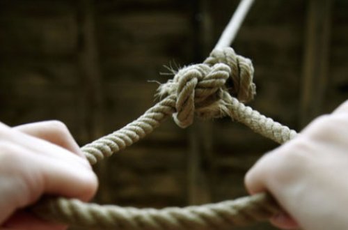 27 yaşlı qadın özünü asdı