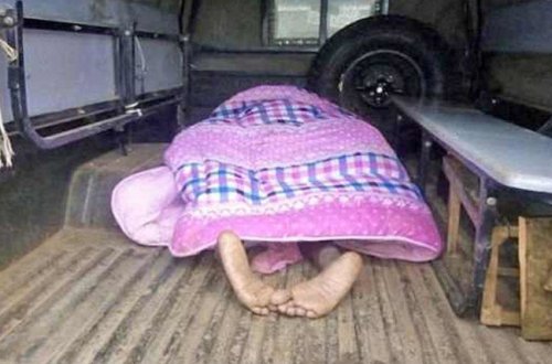 İnanılmaz olay: kişi yataqda məşuqəsinə yapışdı - VİDEO