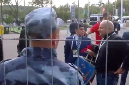 Rusiyalı hərbçi Maradonanı stadionun ərazisinə buraxmadı - VİDEO