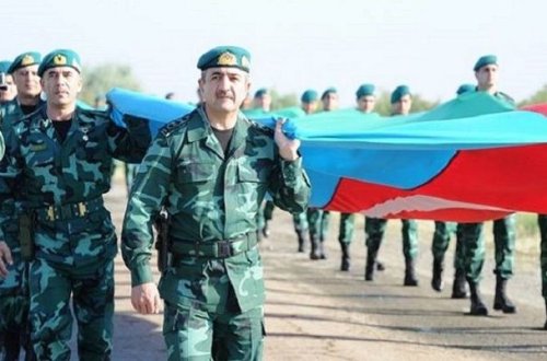 Elçin Quliyev hərbçilərlə 2 km uzunluqda olan bayrağı daşıdı – FOTO