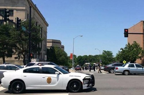 ABŞ-da dustaq məhkəmə binasında şerifin köməkçilərini güllələyib - VİDEO