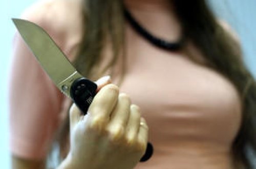 İki uşaq anası ailə münaqişəsi zəminində damarlarını kəsib