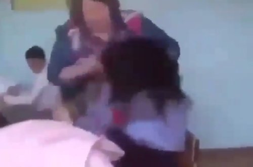 Müəllim şagirdə sillə vurdu - Görənlərin hiddətinə səbəb olan VİDEO