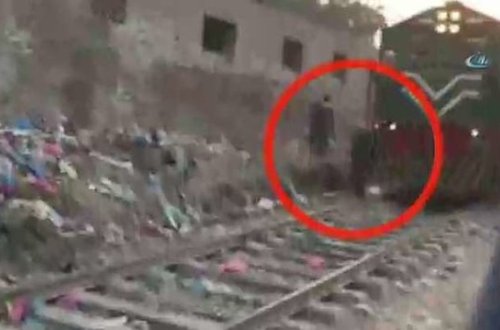 Relsdən vaxtında çıxa bilməyən adamı qatar vurdu - Anbaan VİDEO