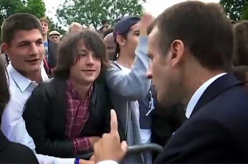 Fransa prezidenti yeniyetməyə acıqlandı - VİDEO