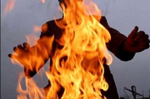 25 yaşlı oğlanı küçənin ortasında yandırdılar – Dəhşətli qətl