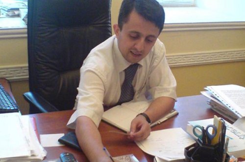 Daha bir mətbuat katibi işdən azad edildi