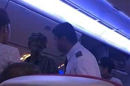 Bu da oldu: təyyarədə də dilənirlər - VİDEO - FOTO