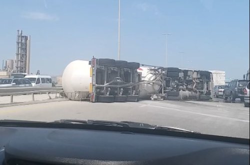 Betonqarışdıran maşın aşdı: Xəsarət alanlar var - VİDEO