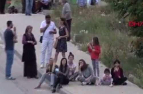 Gənc qızın intihara cəhdini “semiçka” çırtlayaraq izlədilər - Video