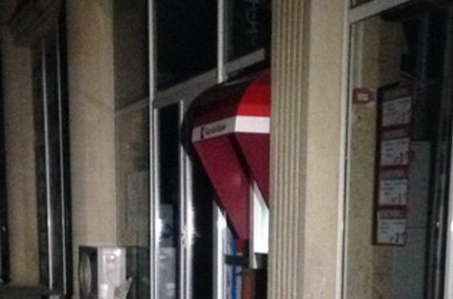 Bankomatdan pul çıxaran gəncləri bıçaqladılar - Biri öldü+Video