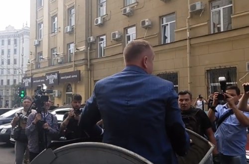 Məmuru zibil qabına atıb, ağzını bağladılar - VİDEO