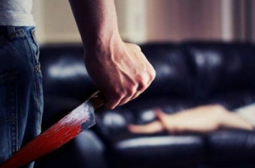 Şamaxıda kişi həyat yoldaşının baş və üz nahiyələrinə 4 bıçaq zərbəsi vurub