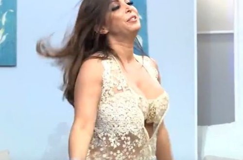 Azərbaycanlı kişi müğənnidən biabırçı hərəkət: Canlı yayımda dekolteli geyinən rəqqasəni... - VİDEO