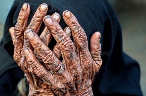 Lənkəranda nəvə nənəsini və köməyə gələn qohumunu döydü