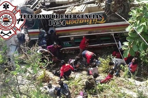 55 tələbəni daşıyan avtobus uçuruma düşdü